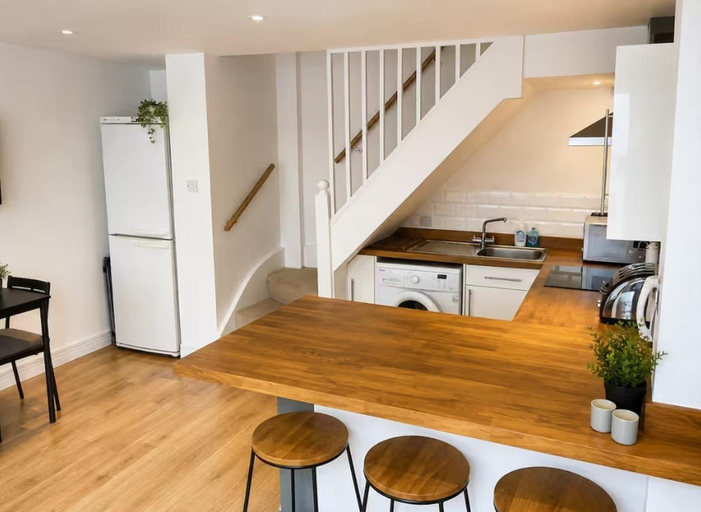 Private kitchen 4, 2 Bedroom Contemporary Townhouse - Town Centre, Central Bedfordshire
