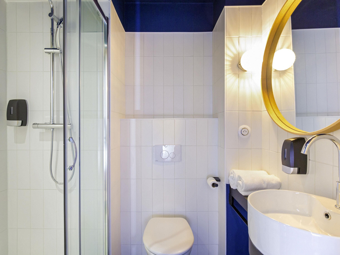 Bathroom 5, ibis Styles Salon de Provence, Bouches-du-Rhône