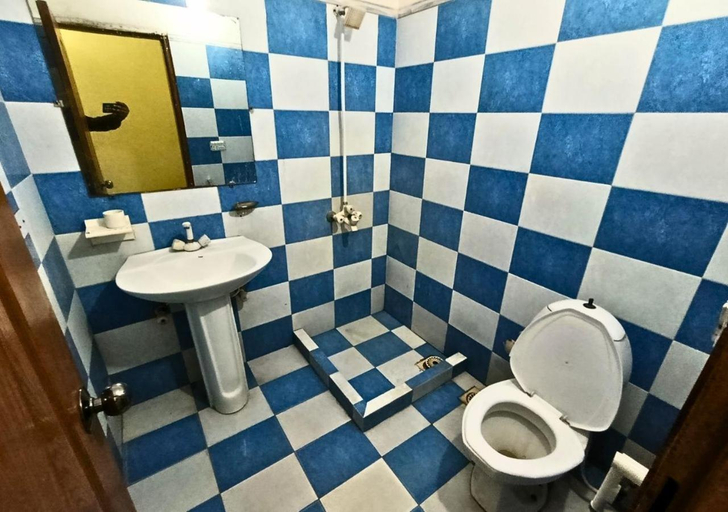 Bathroom 3, Hotel Tourist Inn, Lahore