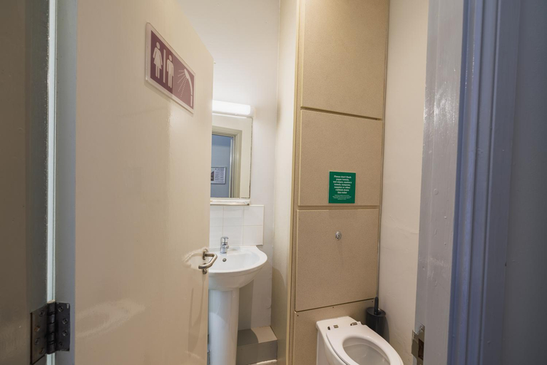 Bathroom 2, YHA Ilam Hall, Staffordshire