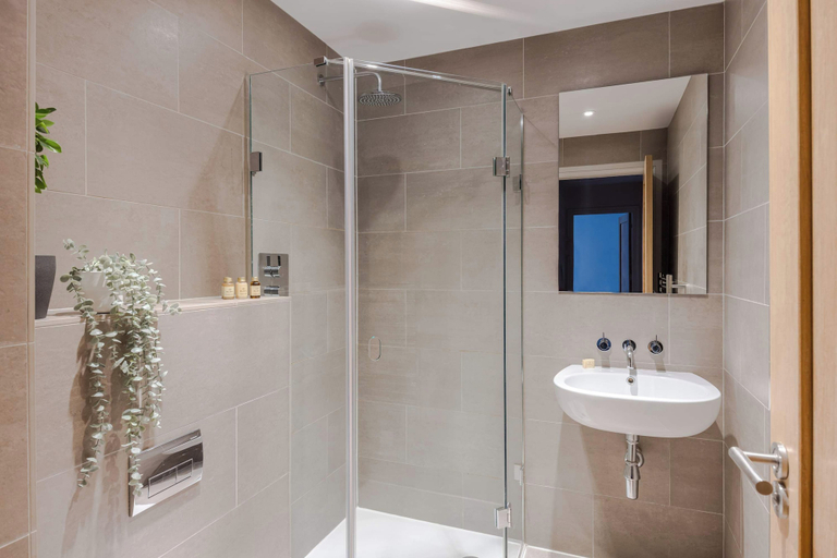 Bathroom 2, The Eyre Suite Seven - Farringdon - by Frankie, London