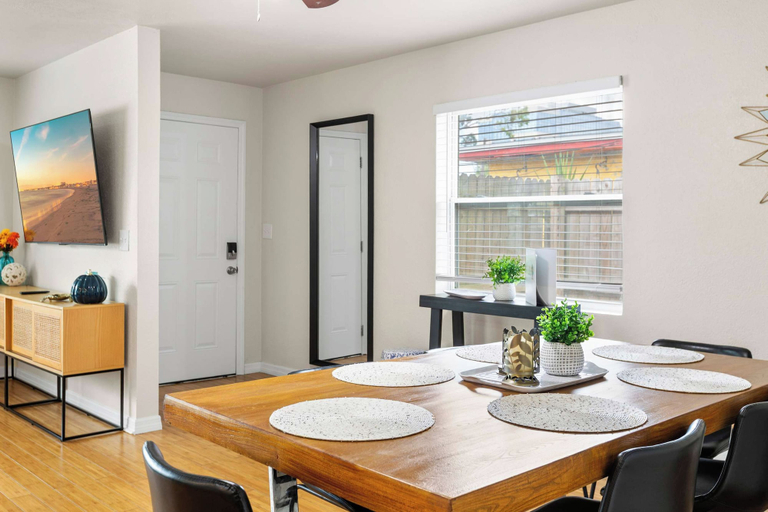 Dining 3, NEW - 3BD Cozy Downtown Retreat!, Hillsborough