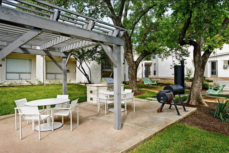 Room 5, Trendy Soco 1BR Suite King bed Fast Wifi w Pool, Travis