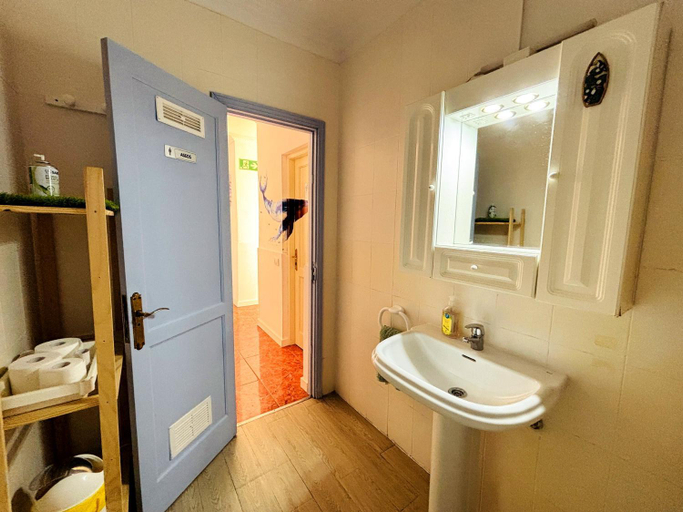 Bathroom 4, Hostel Banana Surf House, Santa Cruz de Tenerife