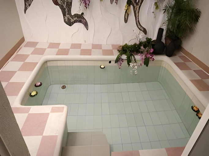 Bathroom, City of Springs Hotel, Los Baños