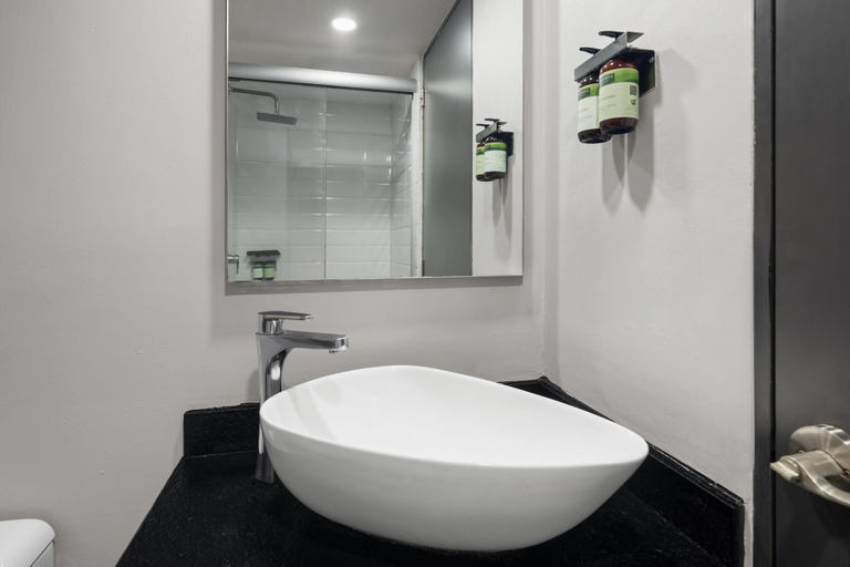 Bathroom 4, Hotel MX aeropuerto CDMX, Trademark Collection by Wyndham, Mexico City