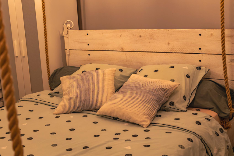 Bedroom 2, Le gîte suspendu et sa chambre cachée, Somme