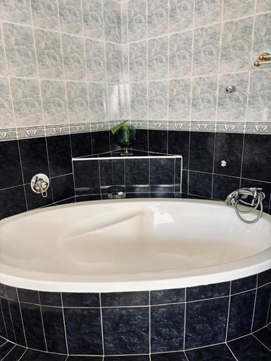 Bathroom 2, LaGrace Guesthouse, Fezile Dabi