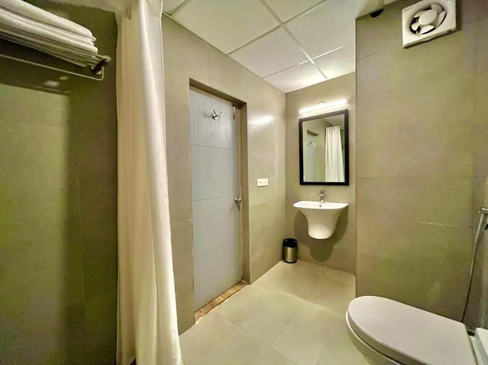 Bathroom, Hotel Golden Sands Calangute, North Goa