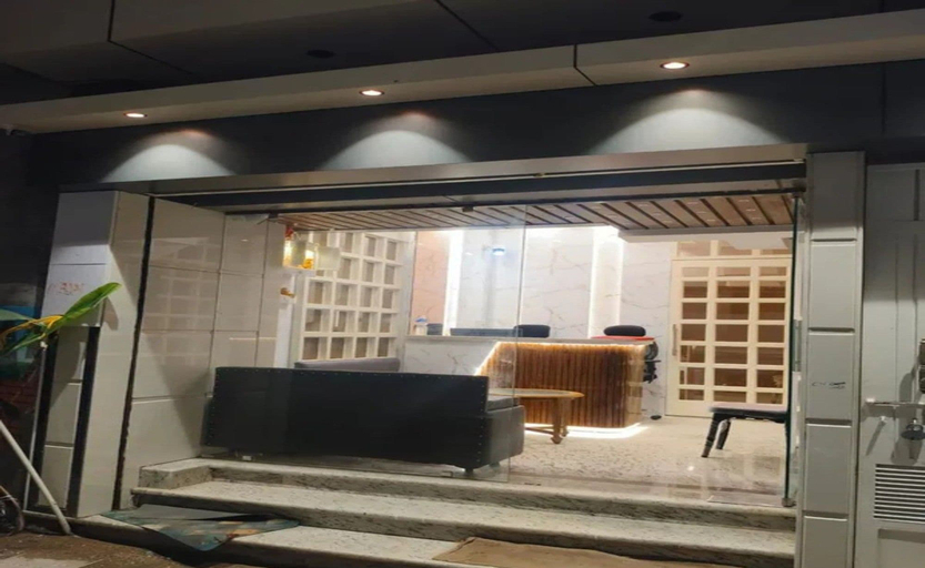 Lobby sitting area, Fabhotel Saroja Royal Stay, Varanasi