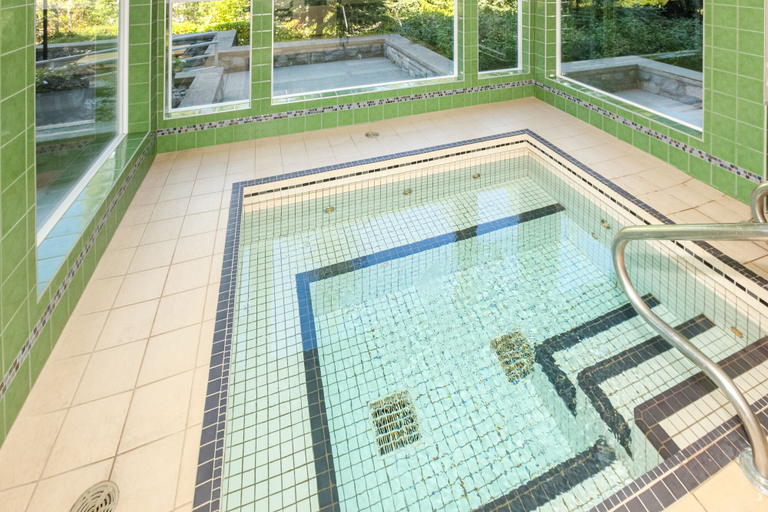 Outdoor spa tub, Greystone Lodge by Whistler Premier, Squamish-Lillooet