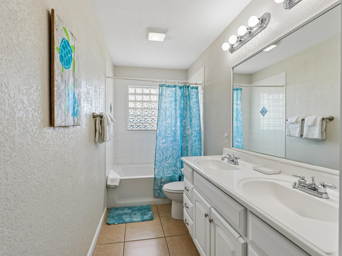 Bathroom 4, Frisco Flats by Miss Kitty’s, Aransas