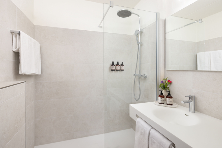 Bathroom, NH Arnhem Rijnhotel, Arnhem