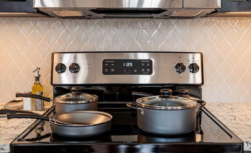3, 2BR Iconic Penthouse Living + Private Patio The Mayfair, Orleans