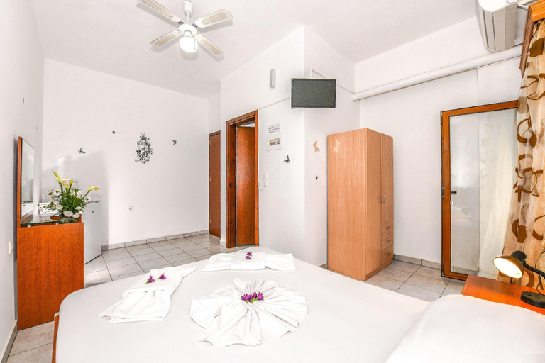 Bedroom 2, En Plo Beachfront Rooms, Crete