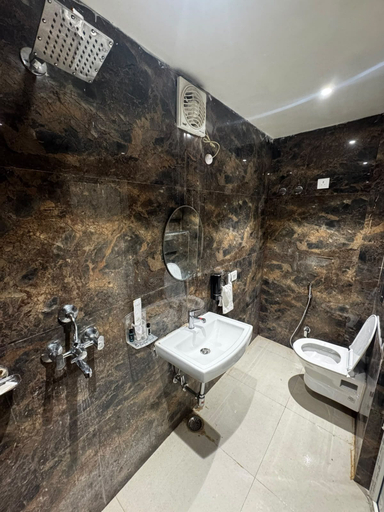 Bathroom 2, Hotel Skyrooms Inn, Varanasi