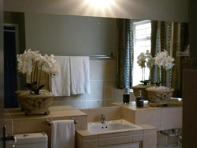 Bathroom 3, Little Umhlanga. Sunflower suite., City of Tshwane