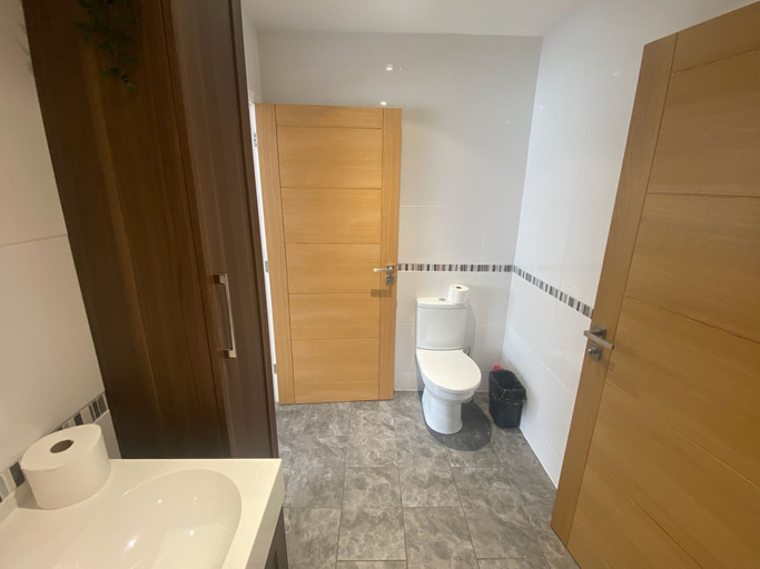 Bathroom 2, Helston 5-bed House, Sleeps 12 With Garden, Cornwall