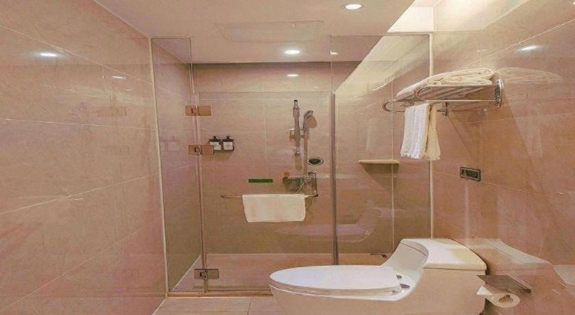 Bathroom 3, Vienna Hotel Guangxi Hechi Jinchengjiang Baima Street, Hechi