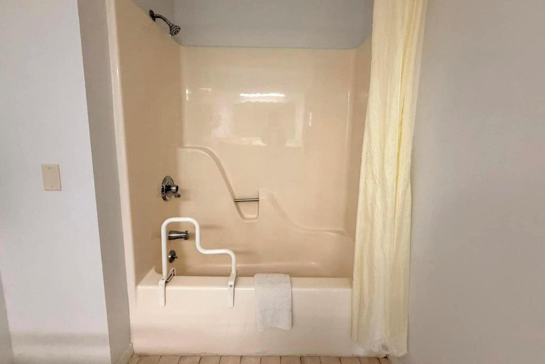 Bathroom 5, Extended Stay Inn & Suites Marion I-57, Williamson