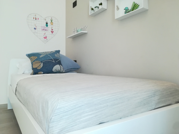 Bedroom 2, DUE RIONI, Bari