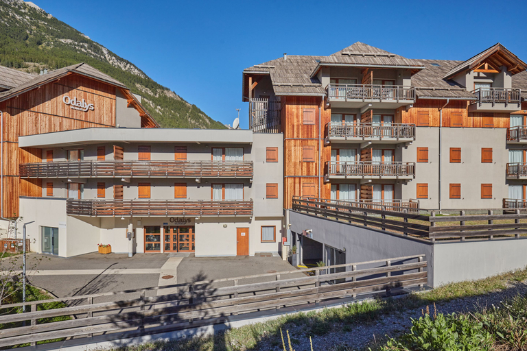 Exterior & Views