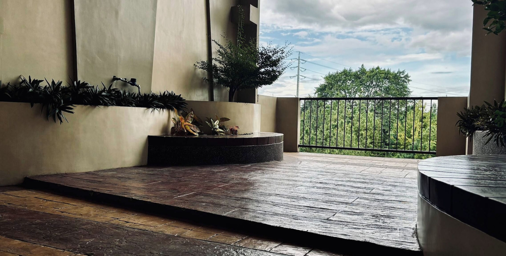 Balcony 4, Spacious Davao City Apartment 3 Bedrooms, Pool, and Pine Trees, Davao City