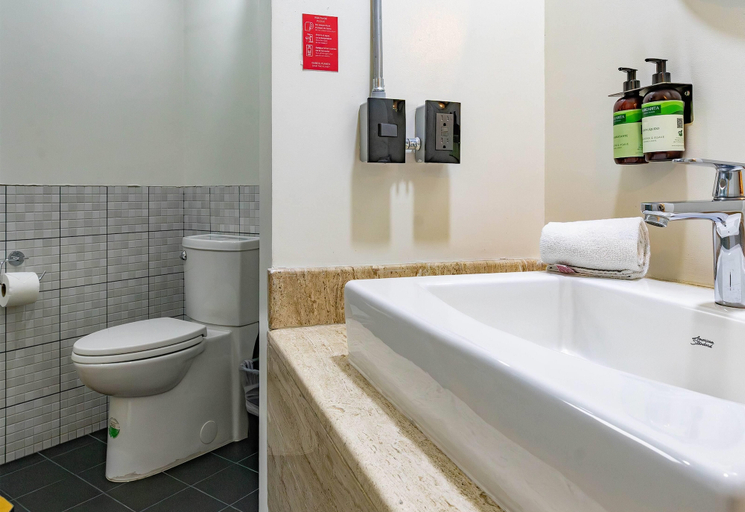 Bathroom 5, Hotel Estancias VIVE MX Cuauhtemoc, Trademark by Wyndham, Mexico City