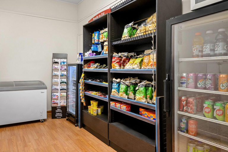 Food & Drinks 5, Travelodge by Wyndham Amherst, Cumberland
