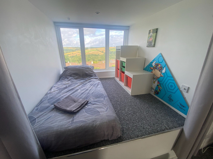 Room 5, Helston 5-bed House, Sleeps 12 With Garden, Cornwall