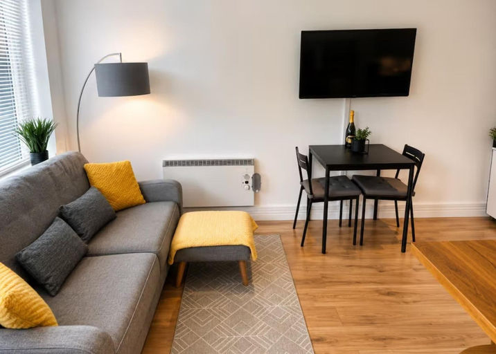 Living area 5, 2 Bedroom Contemporary Townhouse - Town Centre, Central Bedfordshire