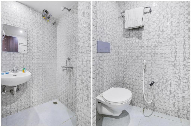 Bathroom, FabHotel The Golf Inn - Nr Botanical Garden Metro, Gautam Buddha Nagar
