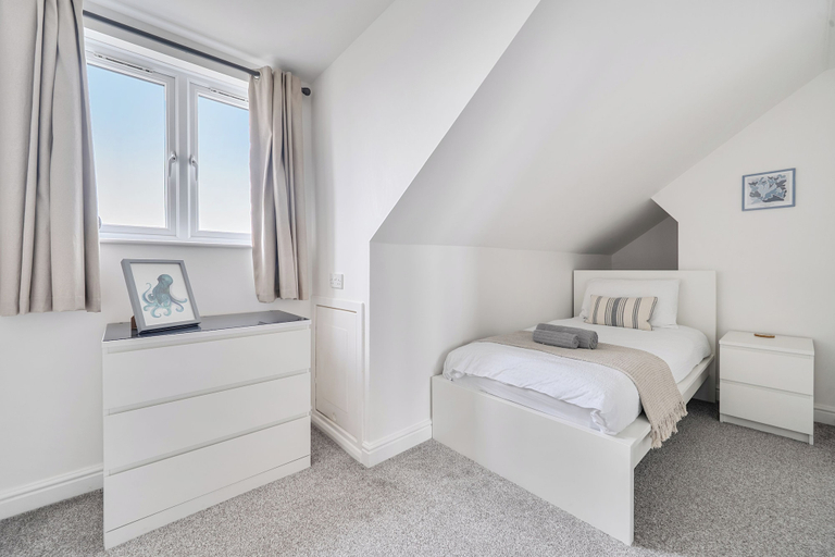 Bedroom 2, Spacious 3 Bed House - Sleeps 6 - Parking - Wifi, Cornwall