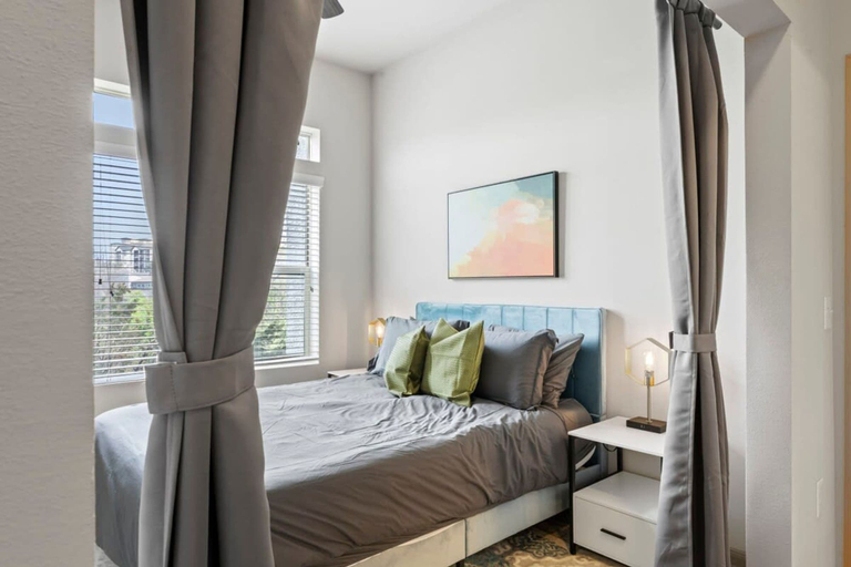 Room 1, Chic 2BR King Suite Fast Wifi 8 min to Downtown, Travis