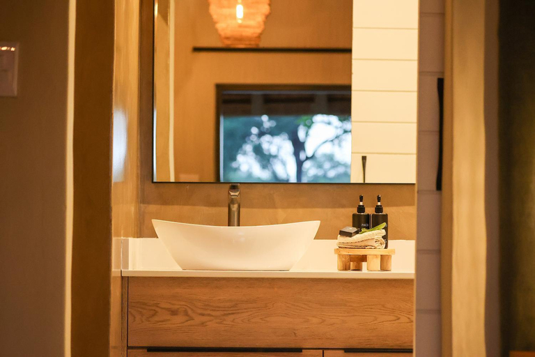 Bathroom 2, Senalala Safari Lodge, Ehlanzeni