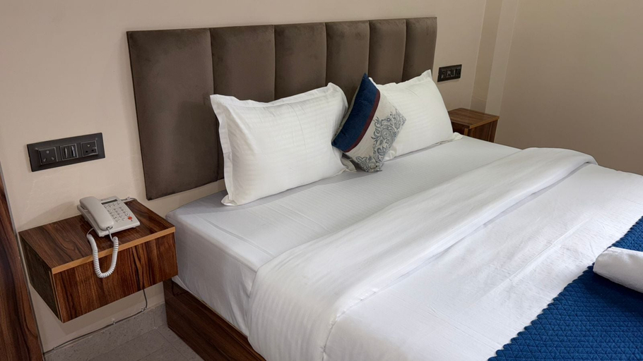 Room 3, Dr Hotel Grand Plaza, Gautam Buddha Nagar