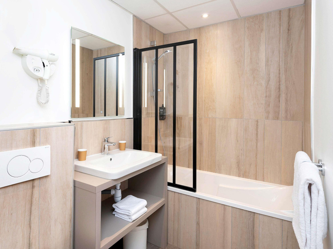 Bathroom 4, ibis Styles Macon Centre, Saône-et-Loire