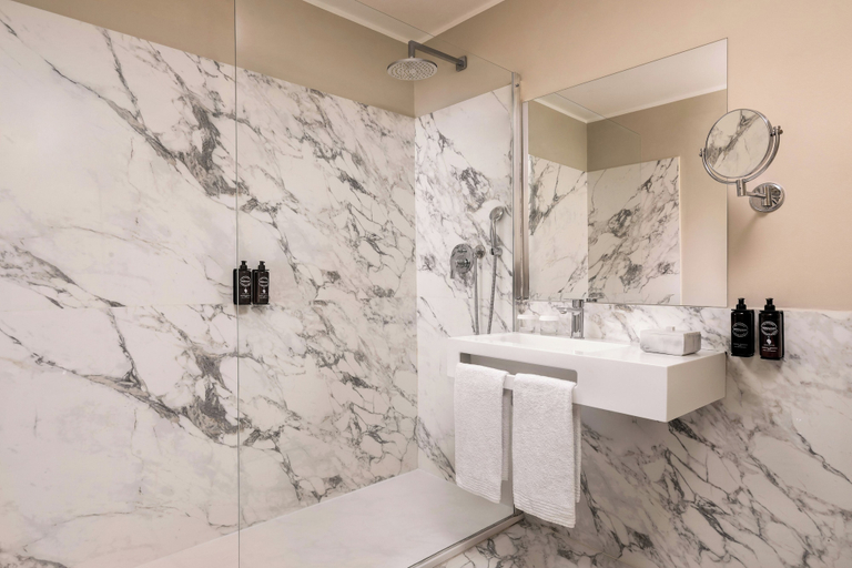 Bathroom 5, Sina Astor, Lucca