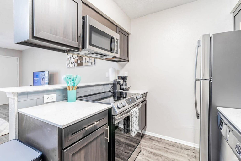 Room 3, Trendy Soco 1BR Suite King bed Fast Wifi w Pool, Travis