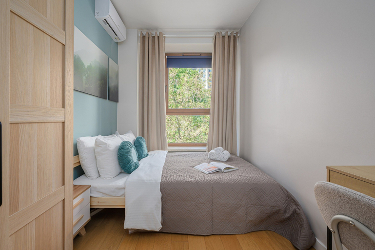Room 4, 3-room Apt w/ Parking Balcony AC, Warsaw