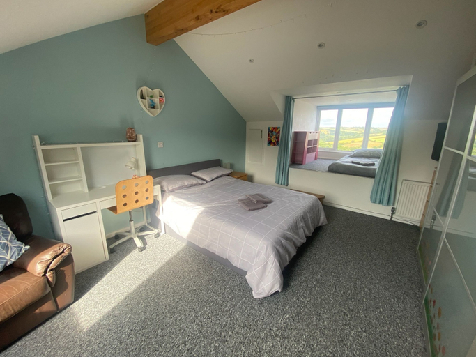 Room 4, Helston 5-bed House, Sleeps 12 With Garden, Cornwall