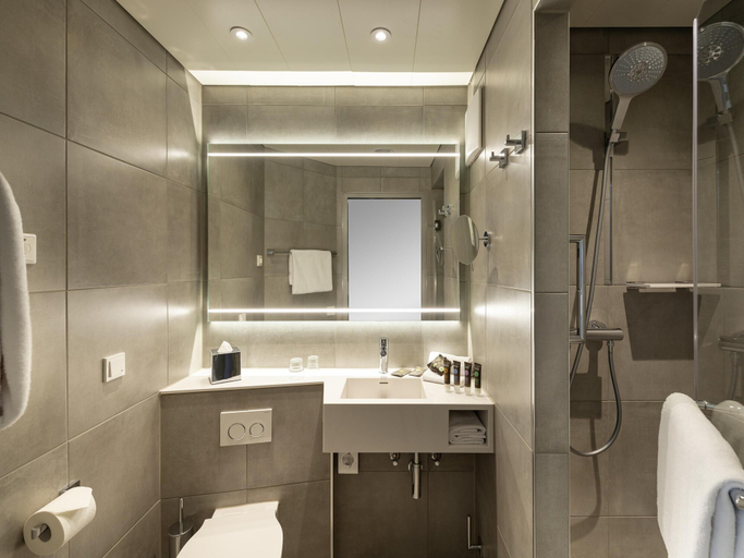 Bathroom 5, Novotel Munich Messe, München