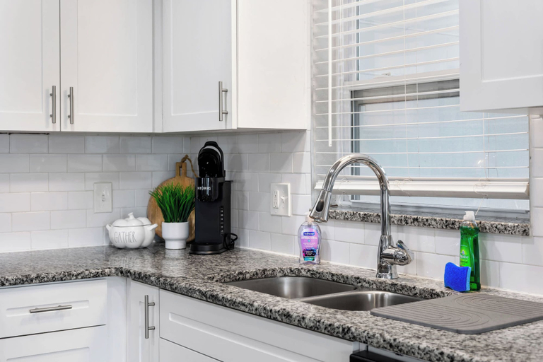 Private kitchen 4, NEW - 3BD Cozy Downtown Retreat!, Hillsborough