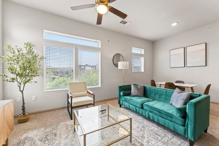 Room 4, Chic 2BR King Suite Fast Wifi 8 min to Downtown, Travis