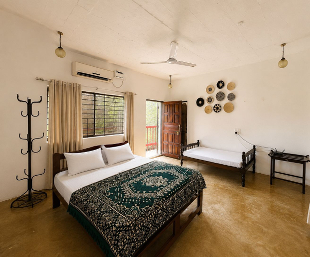 Room 3, Bhumika by evaddo stays, North Goa