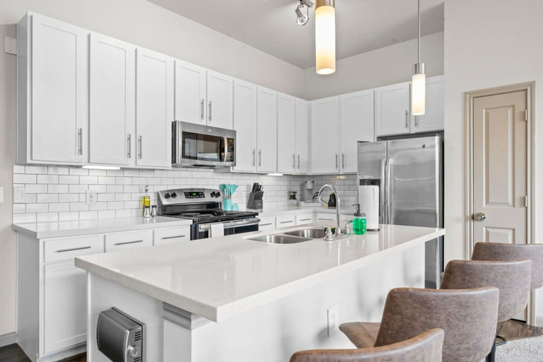Room 2, Chic 2BR King Suite Fast Wifi 8 min to Downtown, Travis