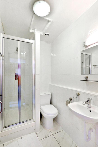 Bathroom 3, Hotel Oliver, London