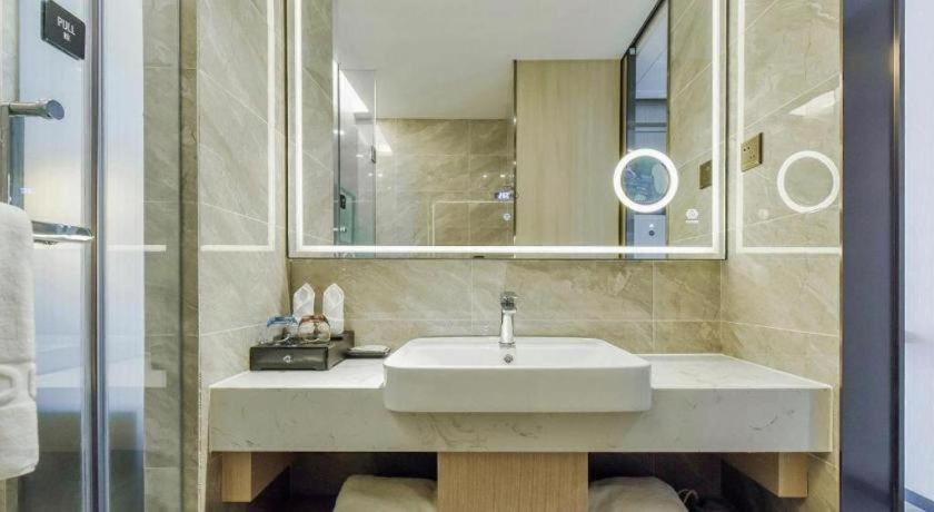 Bathroom 4, Lavande Hotel Nanchong Xihua Shida, Nanchong