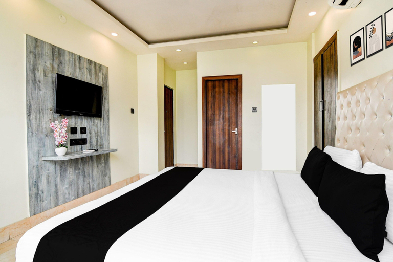 Room 2, Classic Aspiring Inn, South 24 Parganas