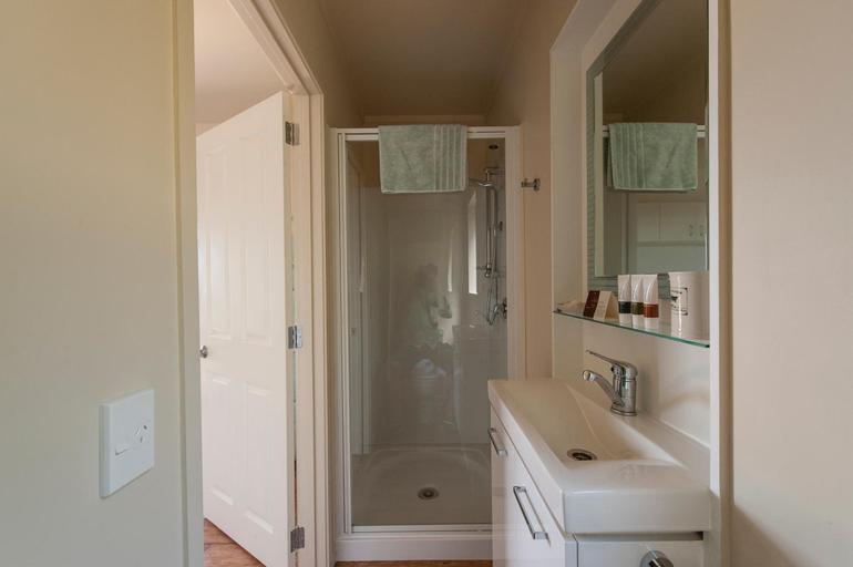 Bathroom 4, Auckland Country Cottages, Franklin